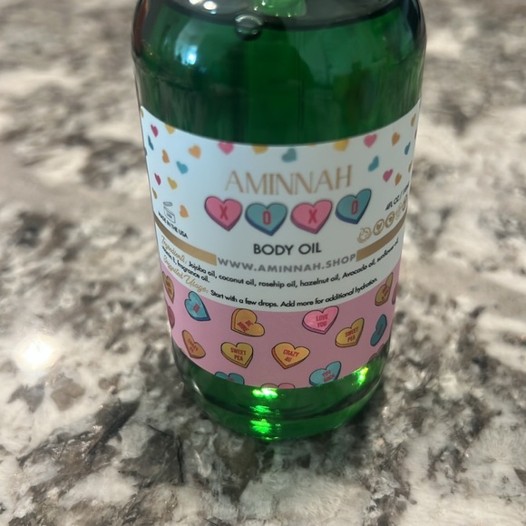 AMINNAH Skincare “XOXO” Moisturizing Candy Heart Scented Body Oil (1 Bottle) - Picture 5 of 8